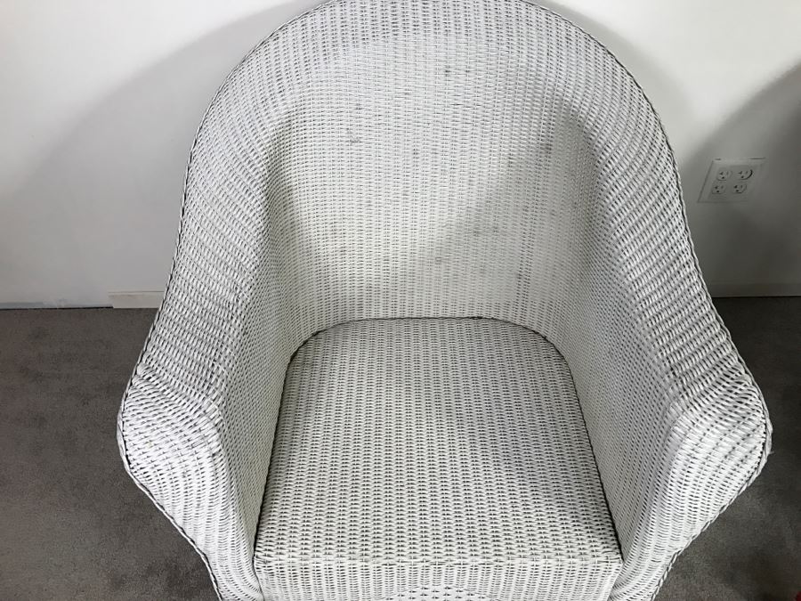 Pair Of Lloyd Flanders Loom Wicker Outdoor Chairs With Ottomans And Frog Cushions White High End [Photo 9]