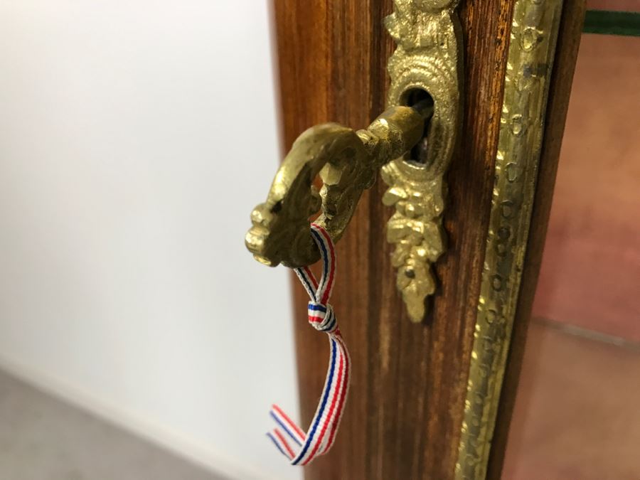 French Louis XV Style Curved Glass Vitrine Curio Cabinet With Gold Ornamentation And Pink Marble Top [Photo 8]