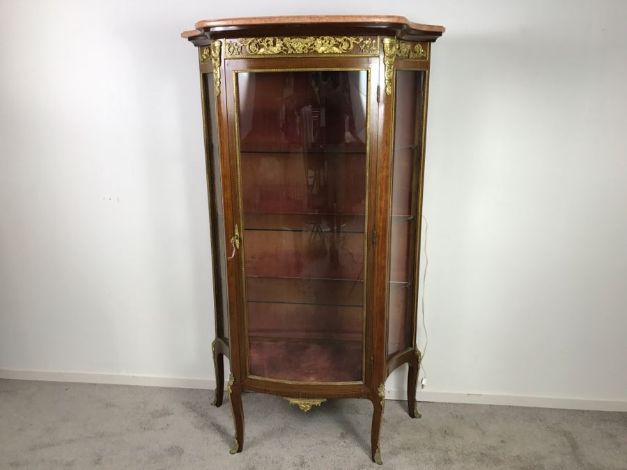 French Louis XV Style Curved Glass Vitrine Curio Cabinet With Gold Ornamentation And Pink Marble Top [Photo 3]