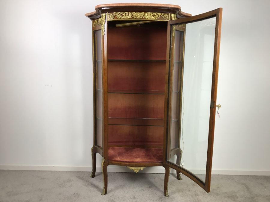 French Louis XV Style Curved Glass Vitrine Curio Cabinet With Gold Ornamentation And Pink Marble Top