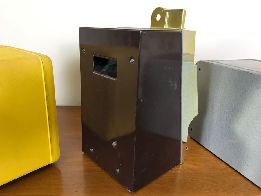 (2) Kid's Metal Safes And Toy Slot Machine [Photo 10]