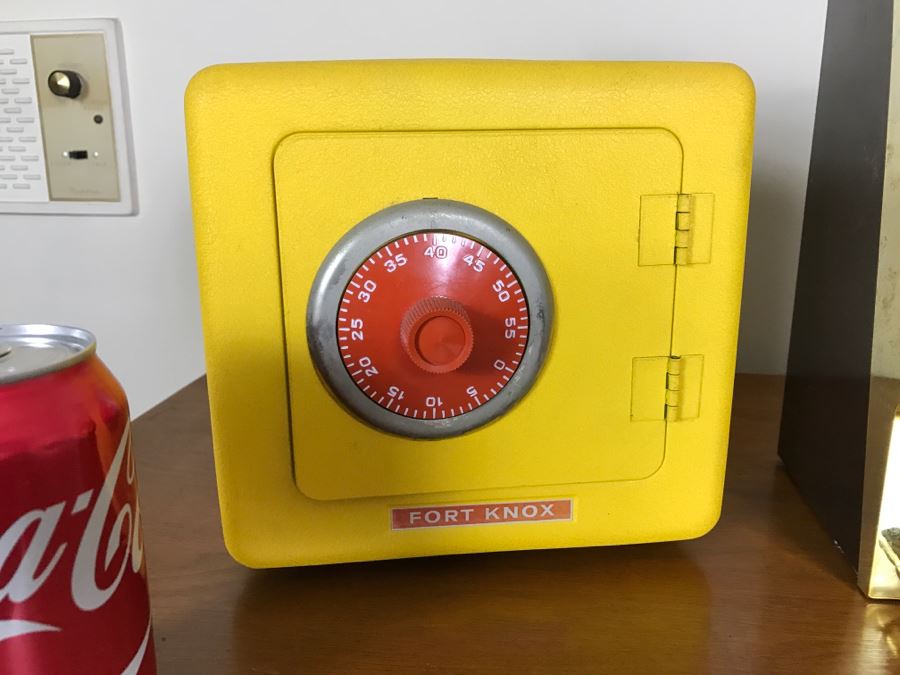 (2) Kid's Metal Safes And Toy Slot Machine [Photo 2]