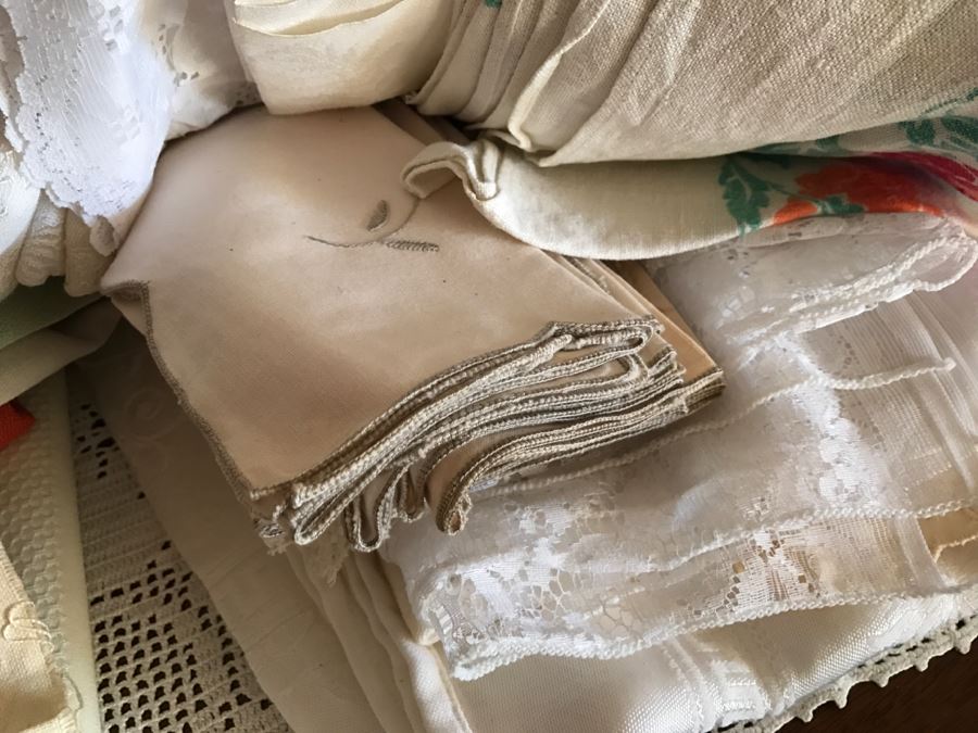 Huge Linen Lot [Photo 18]