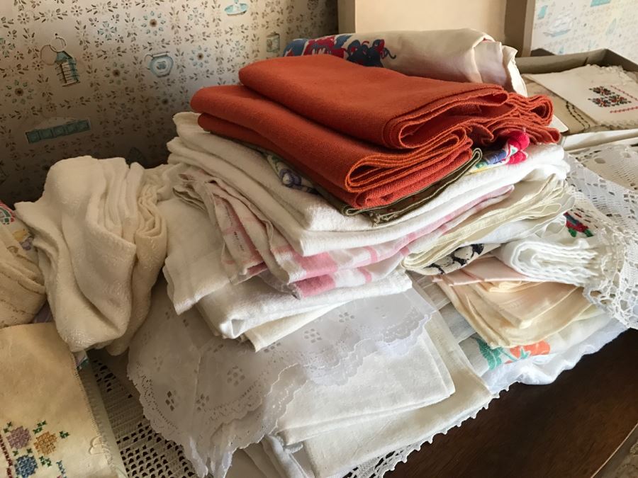 Huge Linen Lot [Photo 16]
