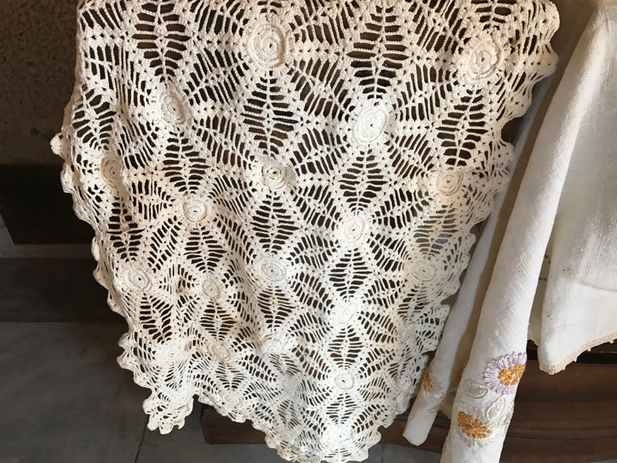 Huge Linen Lot [Photo 4]