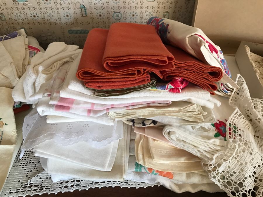 Huge Linen Lot [Photo 12]