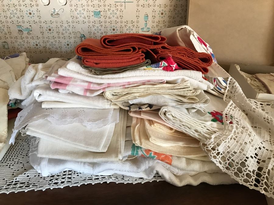 Huge Linen Lot [Photo 11]