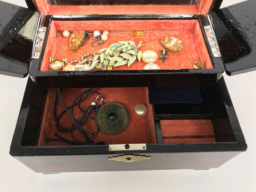 Japanese Jewelry Music Box With Some Pieces Of Jewelry [Photo 2]