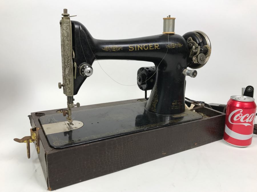 Vintage 1921 SINGER Sewing Machine With Carrying Case [Photo 13]