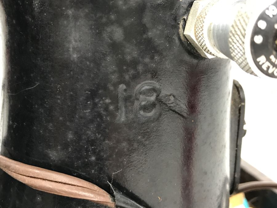 Vintage 1921 SINGER Sewing Machine With Carrying Case [Photo 19]