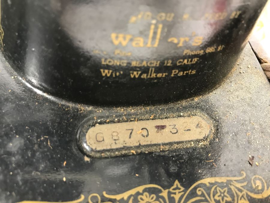 Vintage 1921 SINGER Sewing Machine With Carrying Case [Photo 16]