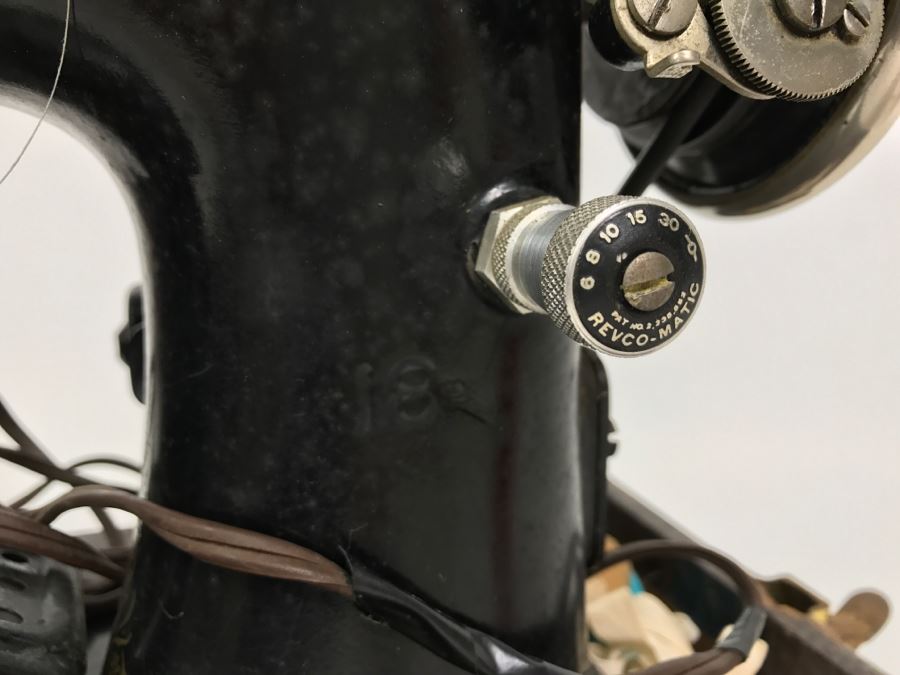 Vintage 1921 SINGER Sewing Machine With Carrying Case [Photo 18]