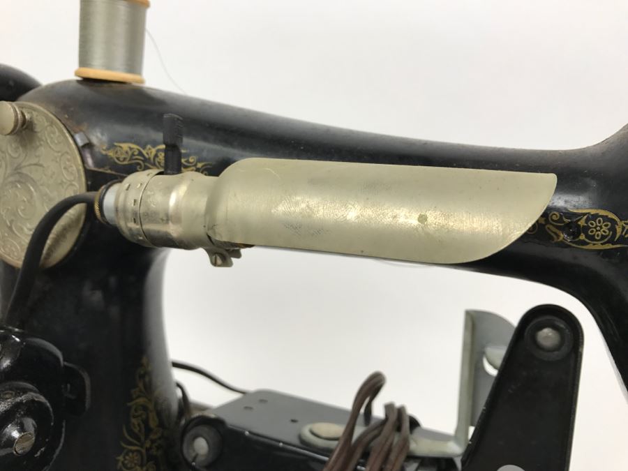 Vintage 1921 SINGER Sewing Machine With Carrying Case [Photo 6]