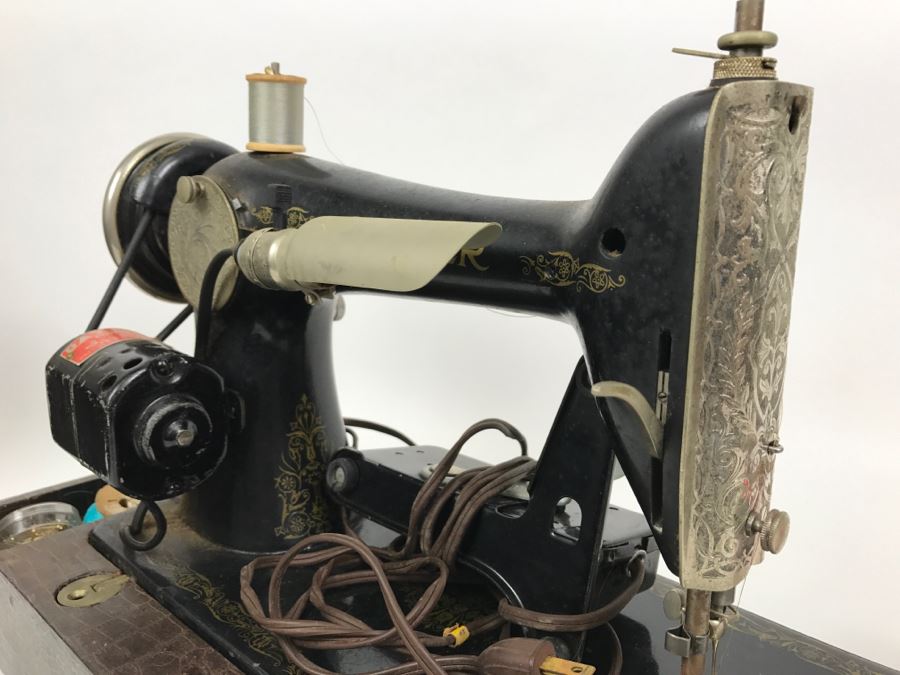 Vintage 1921 SINGER Sewing Machine With Carrying Case