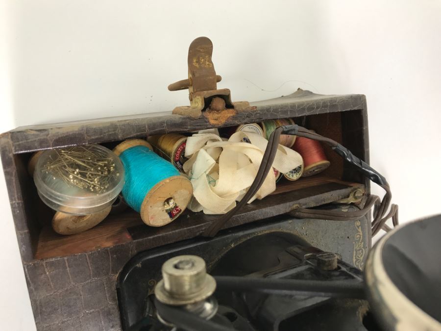 Vintage 1921 SINGER Sewing Machine With Carrying Case [Photo 12]