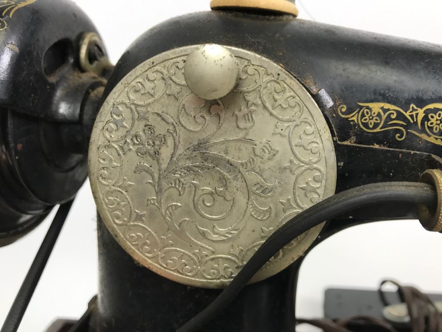 Vintage 1921 SINGER Sewing Machine With Carrying Case [Photo 10]