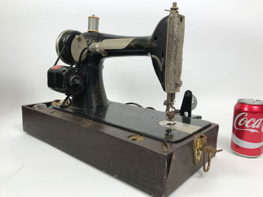 Vintage 1921 SINGER Sewing Machine With Carrying Case