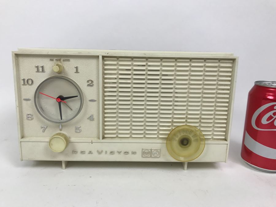 Vintage White RCA Victor Clock Tube Radio Model RFD11V