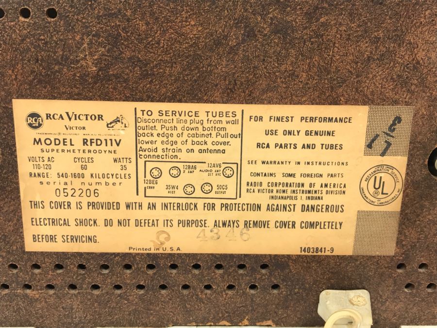 Vintage White RCA Victor Clock Tube Radio Model RFD11V [Photo 2]