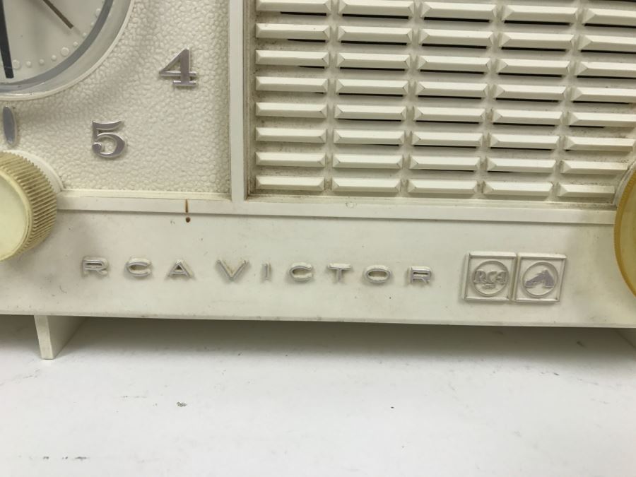 Vintage White RCA Victor Clock Tube Radio Model RFD11V [Photo 5]