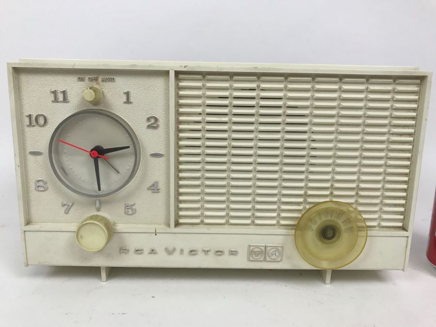 Vintage White RCA Victor Clock Tube Radio Model RFD11V [Photo 3]