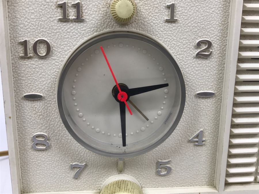 Vintage White RCA Victor Clock Tube Radio Model RFD11V [Photo 11]