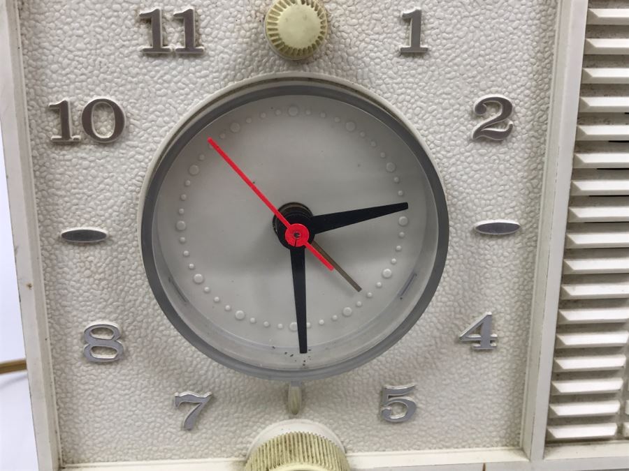 Vintage White RCA Victor Clock Tube Radio Model RFD11V [Photo 10]