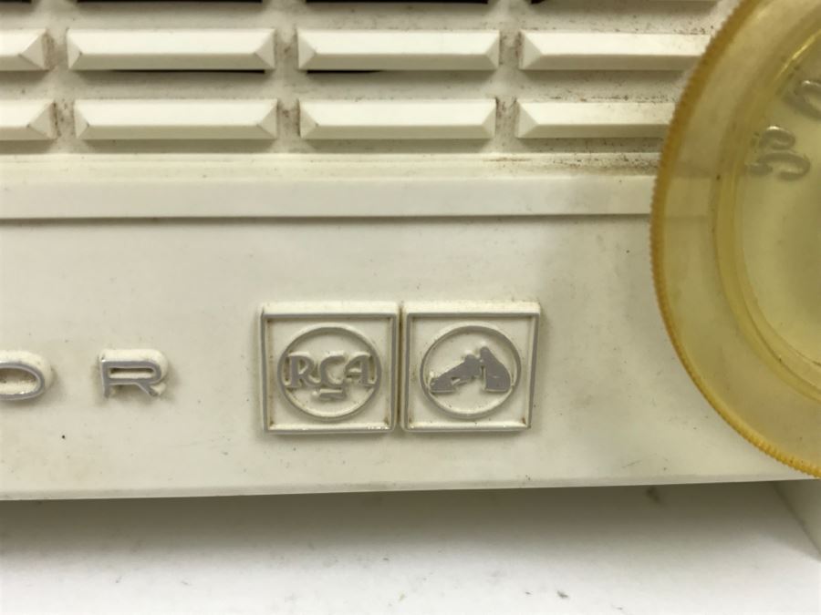Vintage White RCA Victor Clock Tube Radio Model RFD11V [Photo 6]