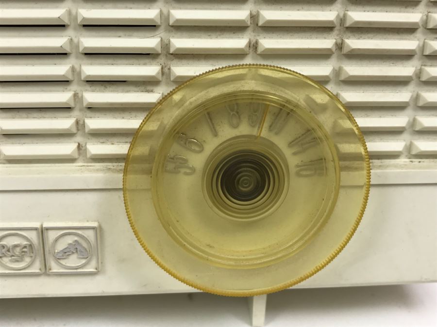 Vintage White RCA Victor Clock Tube Radio Model RFD11V [Photo 7]