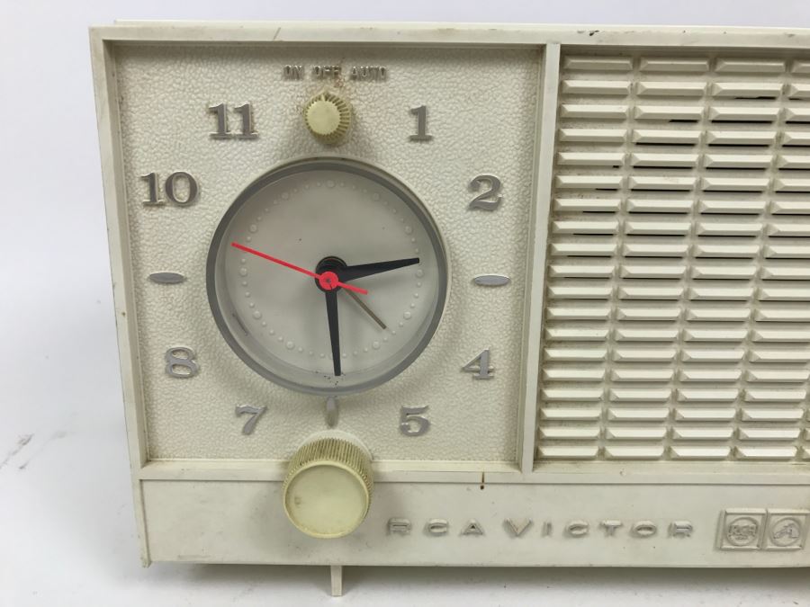 Vintage White RCA Victor Clock Tube Radio Model RFD11V