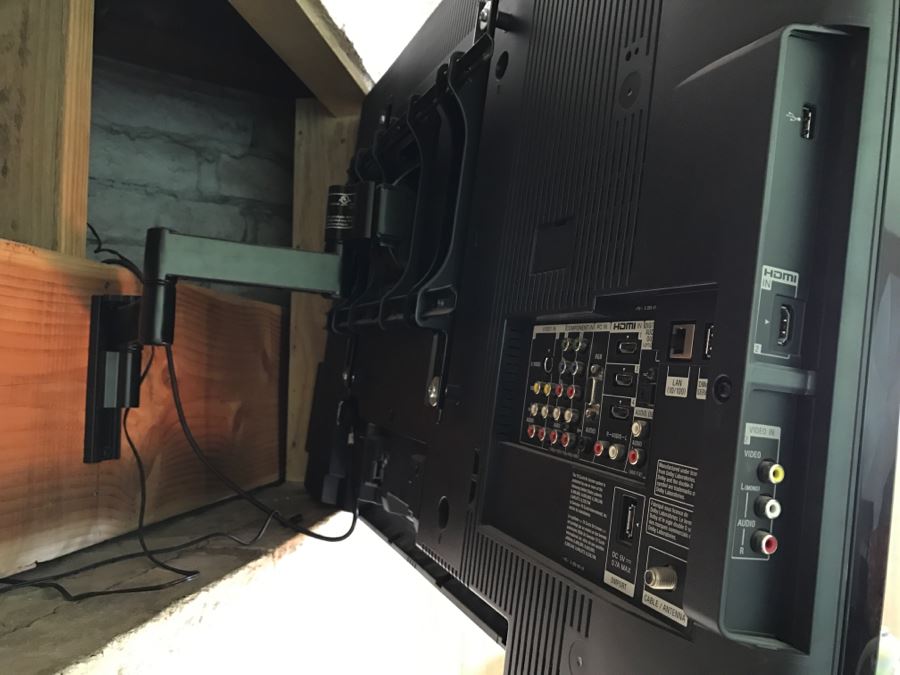 Sony Bravia KDL-40VL160 40' 1080p HD LCD Television With Wall Mount [Photo 4]