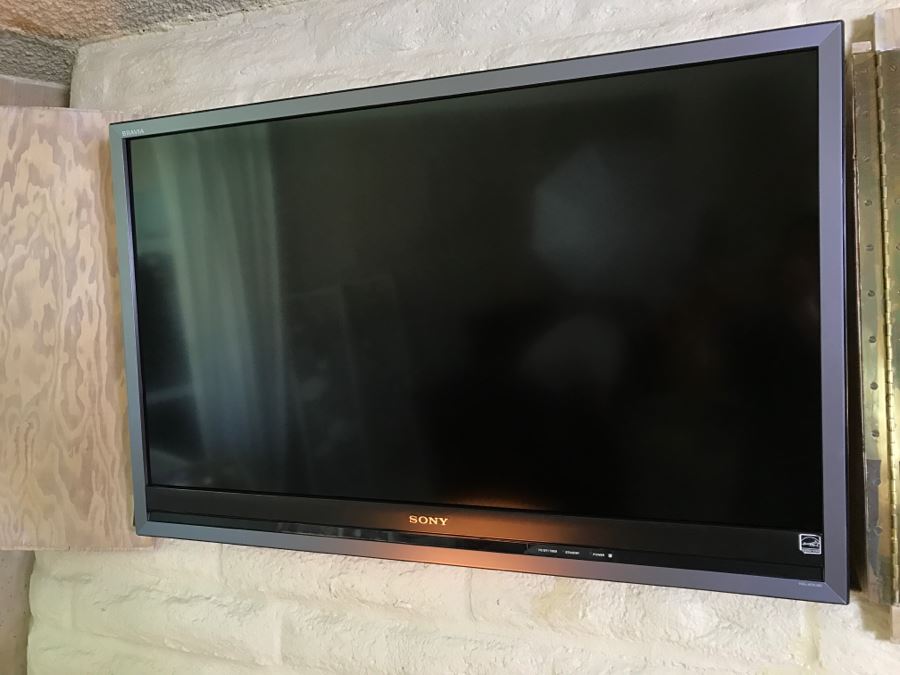 Sony Bravia KDL-40VL160 40' 1080p HD LCD Television With Wall Mount [Photo 1]