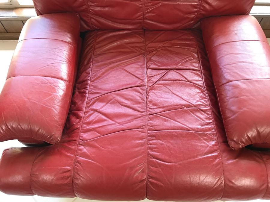 Red Leather Chair [Photo 4]