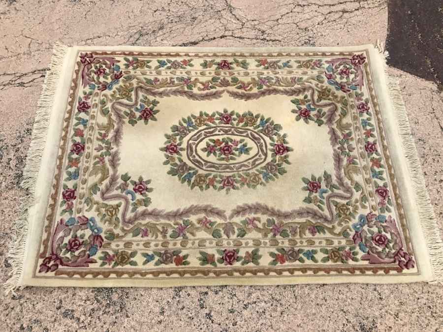 100 Virgin Wool Pile Area Rug With Floral Motif 4' X 5' 4'