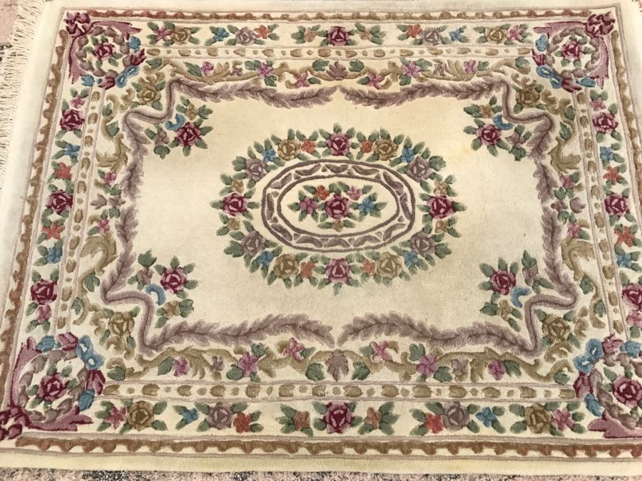 100% Virgin Wool Pile Area Rug With Floral Motif 4' X 5' 4' [Photo 1]