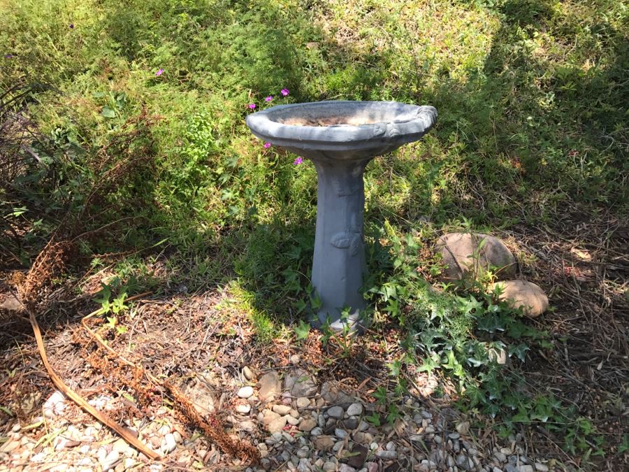 Gray Pedestal Birdbath [Photo 2]