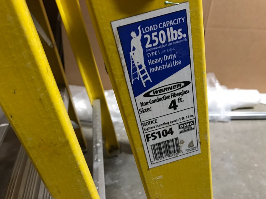 (2) Werner Fiberglass Ladders - 4' 250LB Ladder And 7' Ladder [Photo 4]