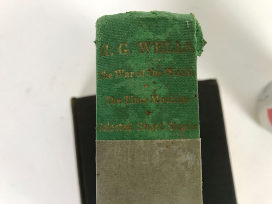 Pair Of Vintage Books H.G. Wells The War Of The Worlds And The Time Machine Plus Omar Khayyam A Life By Harold Lamb 1934 [Photo 11]