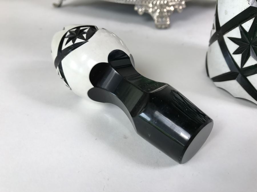 Set Of Four Green And White Cut Glass Decanters With Stoppers And Silver Tone Carrying Case [Photo 13]