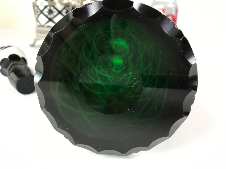 Set Of Four Green And White Cut Glass Decanters With Stoppers And Silver Tone Carrying Case [Photo 14]