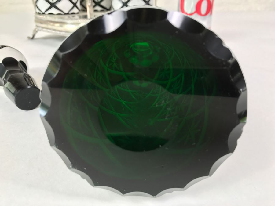 Set Of Four Green And White Cut Glass Decanters With Stoppers And Silver Tone Carrying Case [Photo 15]