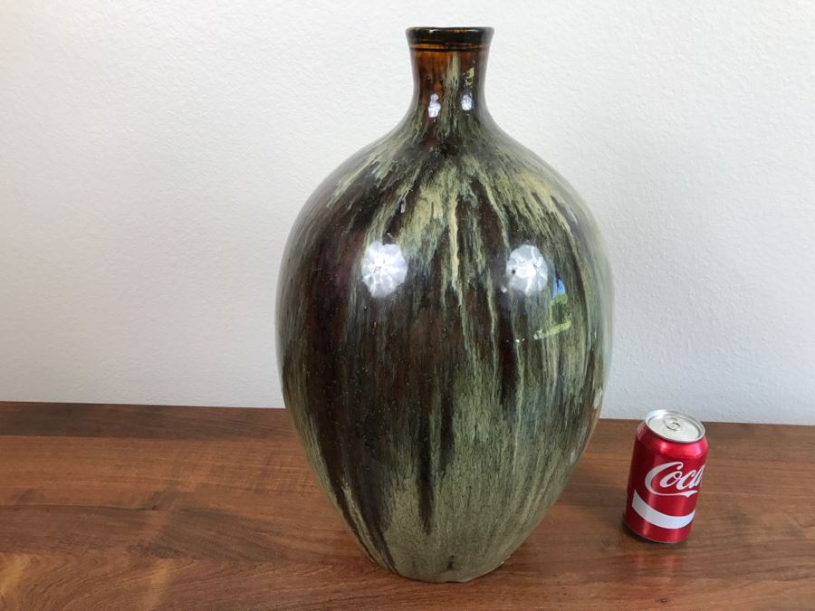 Large Pottery Vase [Photo 2]