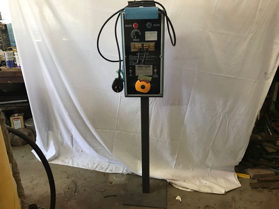 Bandsaw Blade Welder Chicago Electric Welding Systems Model 03663 With Blades For Welding And Pre-Welded Bandsaw Blades That Fit Bandsaw In This Sale [Photo 1]