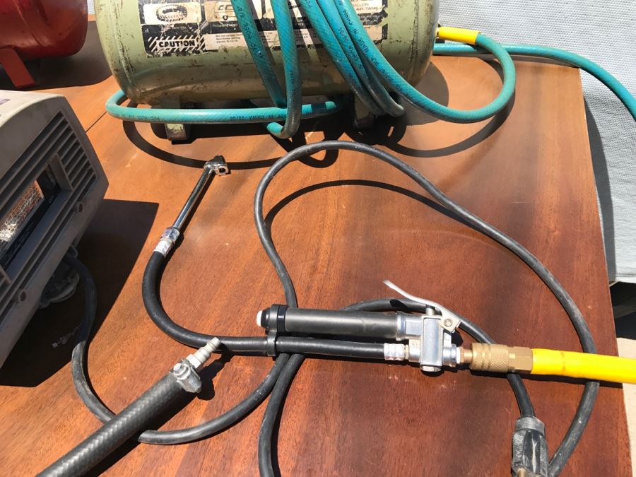 Campbell Hausfeld Super Pal 1HP Air Compressor + Pair Of Portable Air Tanks [Photo 8]