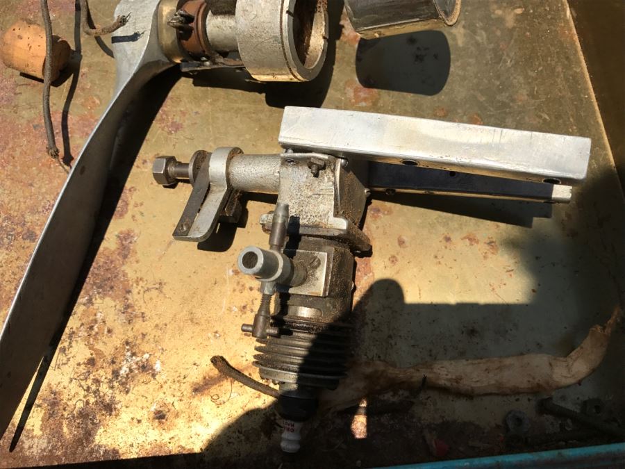 Vintage Handy Andy Student Chemistry Lab Metal Box With Various Model Airplane Motors And Propeller [Photo 11]