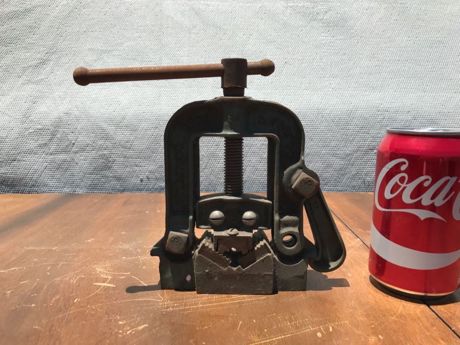 Vintage Littlestown Howe & Fory Co No. 51 Pipe Vise [Photo 2]