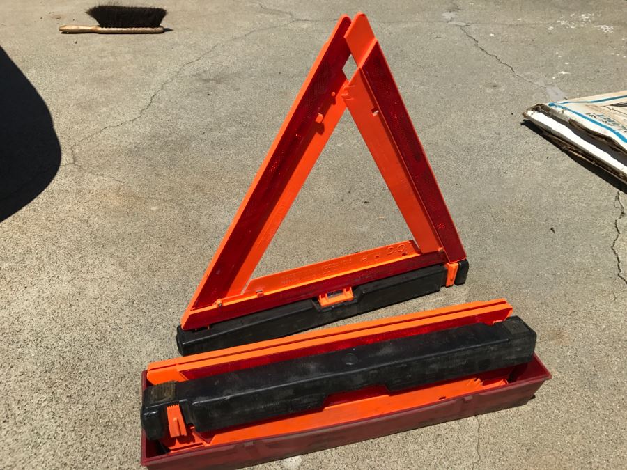 JUST ADDED - Warning Triangle Flare Kit Model 1005 [Photo 4]
