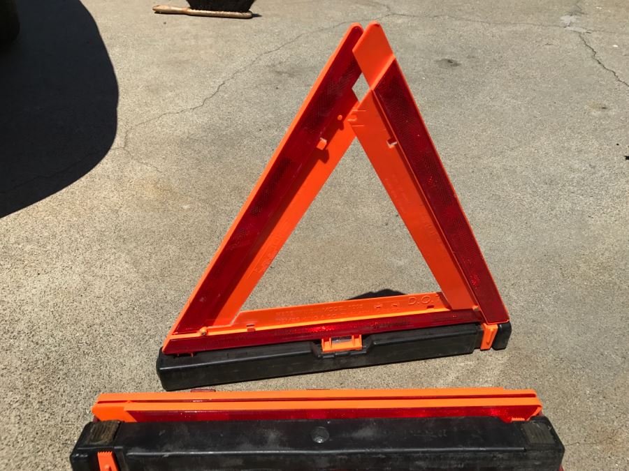 JUST ADDED - Warning Triangle Flare Kit Model 1005 [Photo 5]