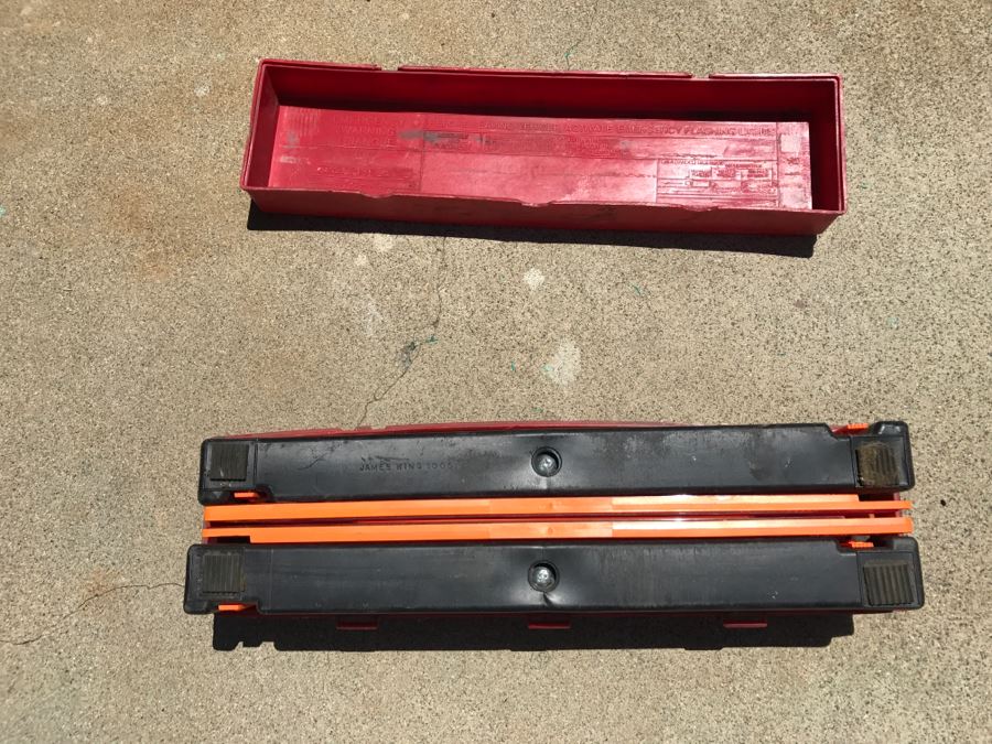 JUST ADDED - Warning Triangle Flare Kit Model 1005 [Photo 3]