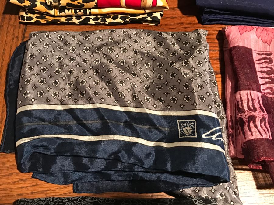 JUST ADDED - Collection Of Vintage Women's Scarves [Photo 9]